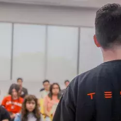 Juan Manuel dando una plática en el Tec campus Tampico.