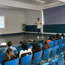 Leonel dando una plática sobre su proyecto