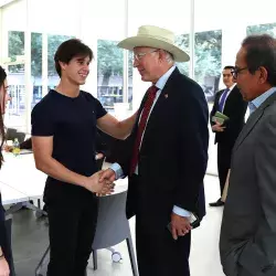 Embajador de EU comparte experiencia con estudiantes del Tec