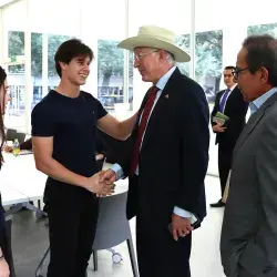 Embajador de EU comparte experiencia con estudiantes del Tec