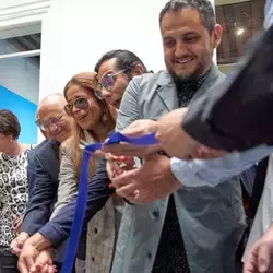 Directivos, consejeros y alumnos, inauguran exposición del 20 aniversario del Tec