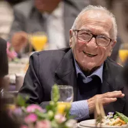 El profesor Ledesma en la ceremonia Dejando Huella