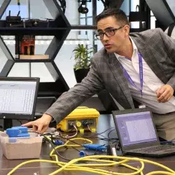 Profesor del Tec de Monterrey explicando el funcionamiento de los sensores del laboratorio de civiónica