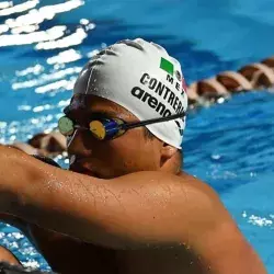 Luis Contreras preparándose para salir en una competencia de natación