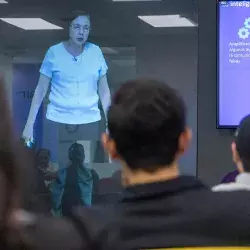 Profesora Holograma durante la clase en 11 campus 