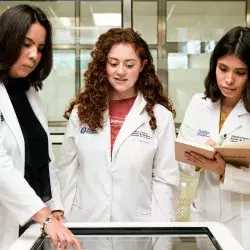 La Escuela de Medicina y Ciencias de la Salud del Tec festejó sus 45 años reuniendo a estudiantes, ex-alumnos y profesores para compartir sus experiencias.