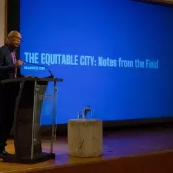 Maurice Cox durante su presentación en el Museo MARCO