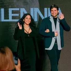 El EXATEC Luis Treviño y su socia desfilan en Vancouver Fashion Week, realizado en Canadá.