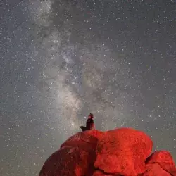 Isaí Vilches observando las estrellas