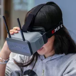 Estudiante de Ramvolution utilizando lentes de VR para pilotar.