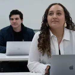 Alumnos tomando apuntes en la certificación