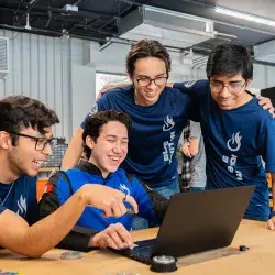 Equipo ganador viendo el prototipo