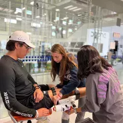 Estudiantes de medicina del Tec de Querétaro trabajando en su aparato de rehabilitación