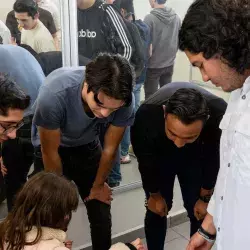 Estudiantes entregando silla a niña del CREE