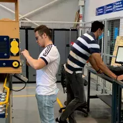 Estudiantes Tec trabajan en simulador de ensamble de cabina con nuevas tecnologías de la industria