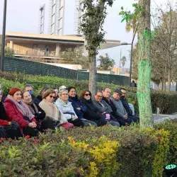 Profesoras adoptan árbol y apoyan estudiantes