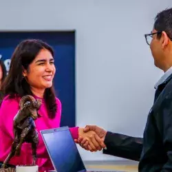 Candidata a graduar  de tec tampico saludando a un reclutadores