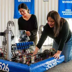 Integrantes de Blue Ignition con robot para FIRST