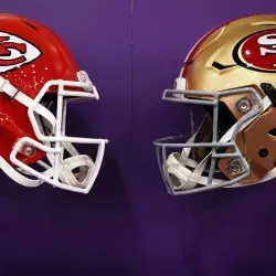 La posición de quarterback se alza como el liderazgo y la destreza táctica dentro del campo de juego, añadió.