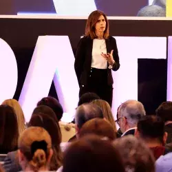 La psicóloga Diana Jiménez durante su conferencia "Adolescencia en positivo", en la Escuela de Gobierno y Transformación Pública.