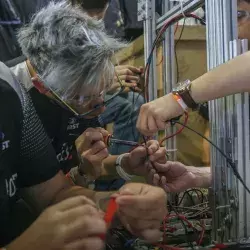 Alumnos de FIRST trabajando en su robot