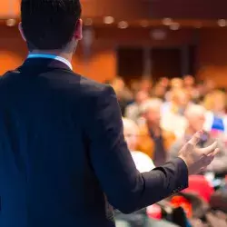 Profesor presentando el modelo colaborativo del Tec