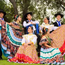 Los integrantes de Alegría Mexicana posando en el Auditorio Luis Elizondo.