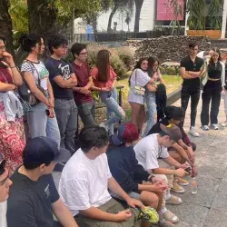 Alumos de PrepaTec Ciudad Juarez tomando un tour en la Plaza de las Tres Culturas