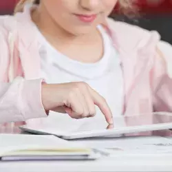 Perfil de niña trabajando en una tablet