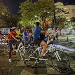 La rodada "Match con la bici" saliendo del parque de bolsillo CIAP. 