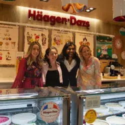 Karol con el crew de Häagen-Dazs