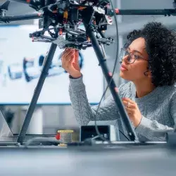 Experta TEC hace llamado urgente: más Mujeres en Carreras STEM