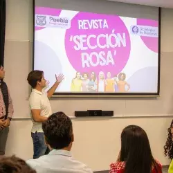 Los estudiantes presentando su prototipo de Sección Rosa