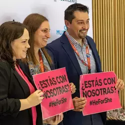 Colaboradores del Tec sosteniendo pancartas de apoyo al movimiento HeForShe de la ONU