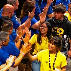 Estudiantes del equipo de robótica celebrando su pase al mundial