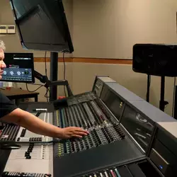 Oscar "Welito" Gonzalez en el estudio de grabación del campus Monterrey.