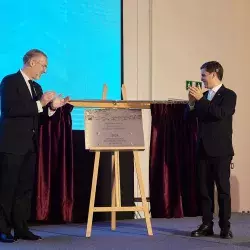 Marco Antonio y Pascual Alcocer develando la placa del premio al Mérito EXATEC 2024