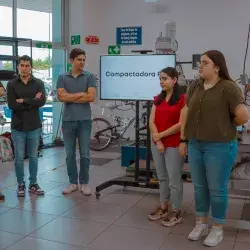 Estudiantes del Tec de Monterrey usando la compactadora de PET