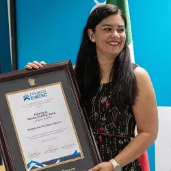 Fundadora de Voluntarios México recibiendo premio EXATEC