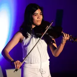 Estudiante del Tec de Monterrey vestida en blanco muestra su talento con la música tocando el violín