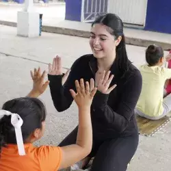 fernanda romero brindando clases a niñas de primaria