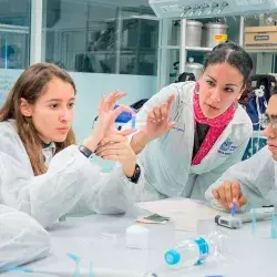 Alumnos del Tec de Monterrey realizando prácticas en un laboratorio