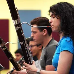 Alumnos integrantes de la Orquesta Sinfónica del Tec ensayan para la presentación de Overture.