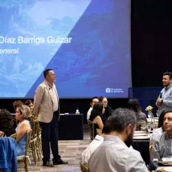 Director de campus, Octavio Díaz, charlando con Roberto Jaen, profesor PrepaTec