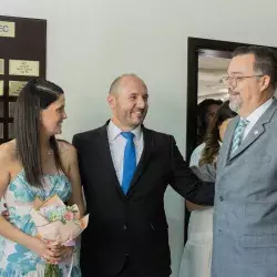 Romualdo Tellería Gómez junto a su esposa y el director de campus Hidalgo