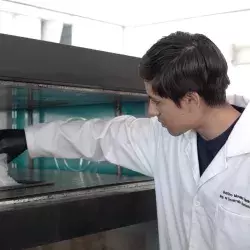 Estudiante del Tec de Monterrey durante el proceso de reciclado del plástico