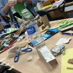 Estudiantes de PrepaTec Tampico armando la maqueta de su proyecto sustentable en Singapur