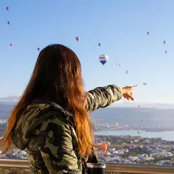 Alumna tec presenciando el vuelo de globos aerostáticos