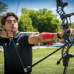 Hugo Cueto, arquero saltillense apuntando con arco