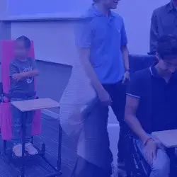 Personas utilizando el bipedestador